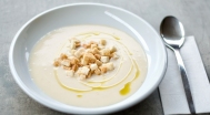 Garlic cream soup, crouton