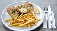Hähnchenbrustroulade auf Viczákné Art, Pommes Frites 