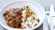 Rindergulasch mit Rotwein, mit Schafskäse-Nockerln