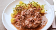Schweinekamm gebacken im Fett, Petersilien Kartoffeln, Grillspeck