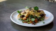 Im Ofen gebackene Hähnchenbrust mit getrockneten Tomaten und Feta, geröstetem Gemüse 