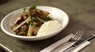 Steak Stroganoff, gebratene Nudeln