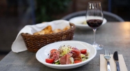 Smoked goose breast slices, green salad with pumpkin seeds