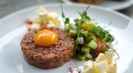 Tartare steak (12dkg), butter, vegetables, toasted sourdough bread