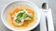 Reichhaltige Hühnersuppe vom Bauernhof 