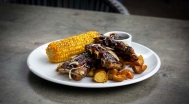 Gegrillte Spareribs, Kartoffeln mit Schale, Mais, BBQ-Sauce 