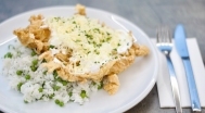 „Borzas” Hähnchenbrust (in Kartoffelpanade), Risi-Bisi 