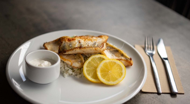 Fogas filé roston, párolt rizs, tartármártás 