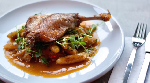 Ropogós kacsacomb, diós káposztás cvekedli 