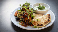 Csirkemell saslik, grillezett zöldségek, tzatziki öntet, pita