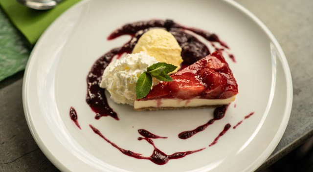 Erdbeer-Käsekuchen mit Erdbeersauce und Vanilleeis