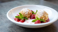 Topfenknödel mit Erdbeerragout und gesüßtem Sauerrahm