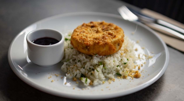 Camembert diós bundában, jázmin rizs, áfonyalekvár 
