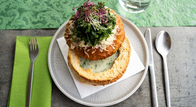 Medvehagymakrémleves cipóban