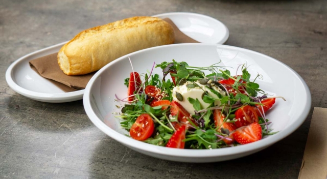 Kecskesajt krém, epres-rukkolás magvakkal szórt salátával, bagett 