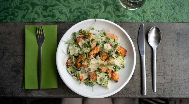 Tejszínes medvehagymás gnocchi, pirított lazac csíkok