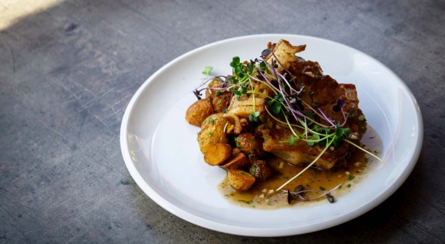 Cigánypecsenye konfitált tarjával, kakastaréj, héjas burgonyagerezdek 