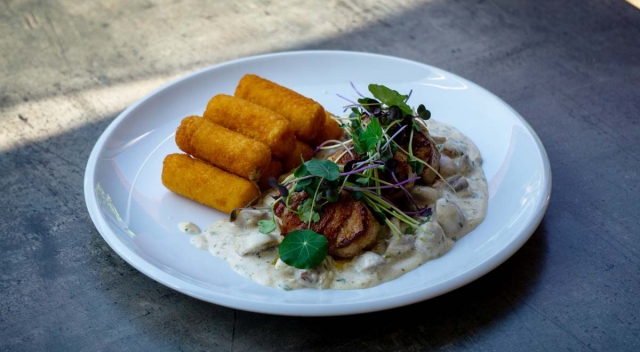 Bordírozott sertés szűzérmék, tejszínes gombamártás, krokett