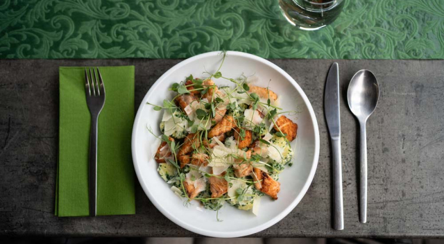 Bärlauch-Sahne-Gnocchi mit gebratenem Lachsstreifen