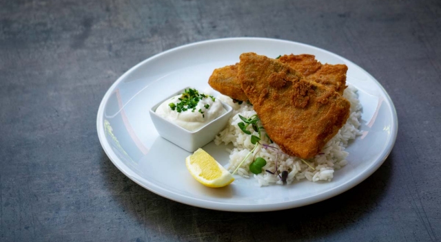 Breaded pike perch fillet, steamed rice, tartar sauce