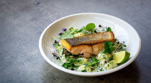 Gegrilltes Lachsfilet, Spinat-Knoblauch-Gnocchi 